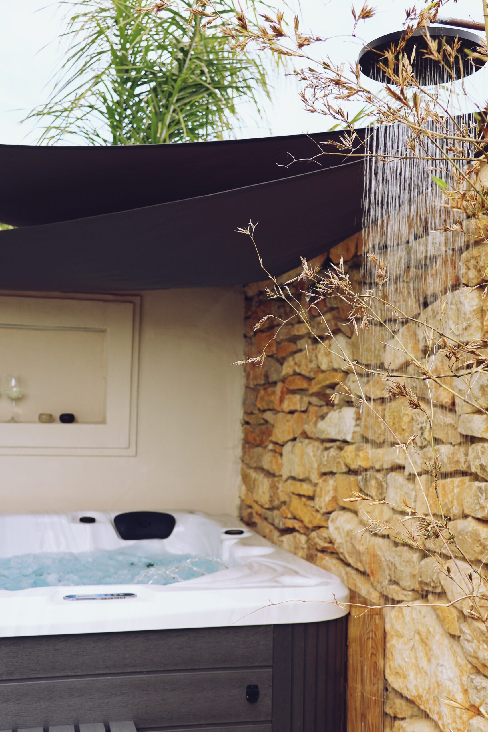 Jacuzzi and outdoor shower in Villaverde Village